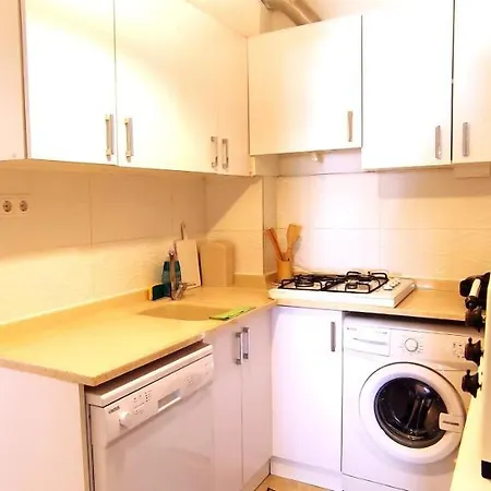 Central, Cozy, Spacy, Wide Terrace, Garden, 2br, Free Parking, Fast Wi-fi, 4ppl Lejlighed Bodrum