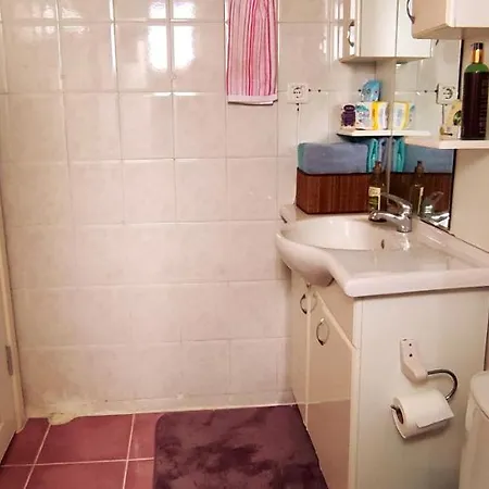 Lejlighed Central, Cozy, Spacy, Wide Terrace, Garden, 2br, Free Parking, Fast Wi-fi, 4ppl